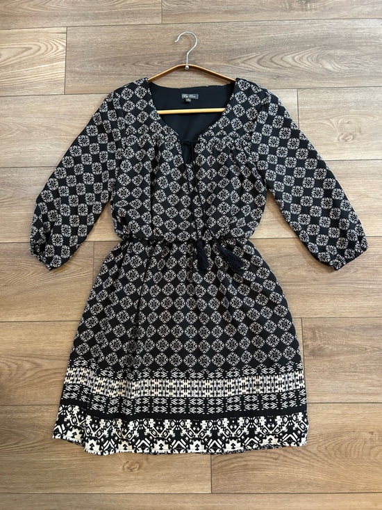 Lily Rose Dresses & Skirts - Lily Rose Boho Tassel Tie Geometric Print Shift Dress XS Black Taupe